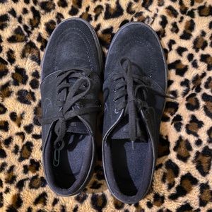 Black Nike Janoskis